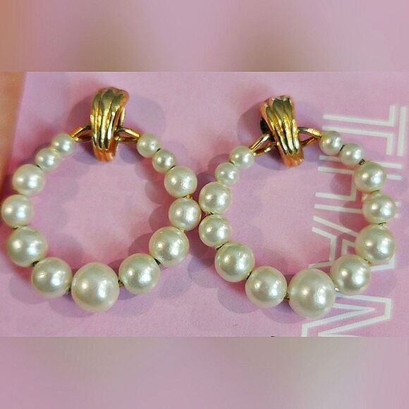 Jewelry - #Vintage Faux Pearl & Gold Tone Circle Pierced Earrings 1"